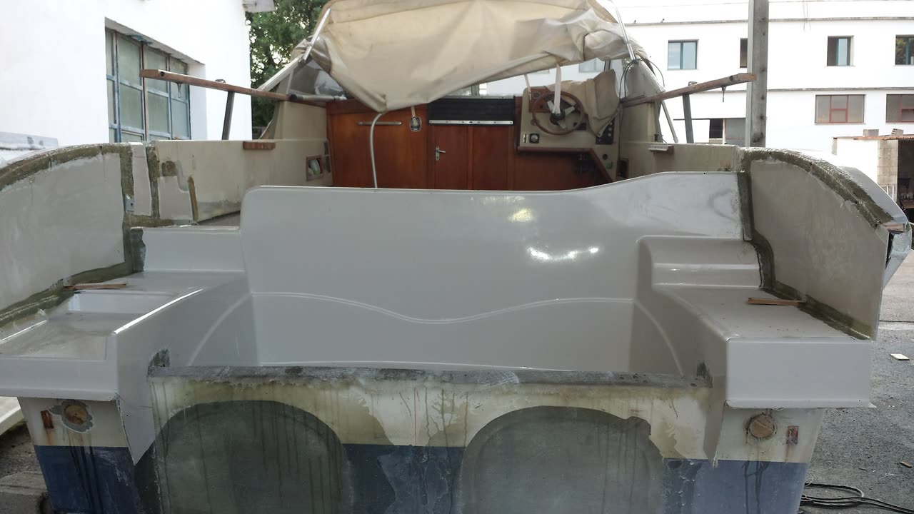 Cantiere Nautico Dolphin Marine — in lavorazione, nel capannone del cantiere