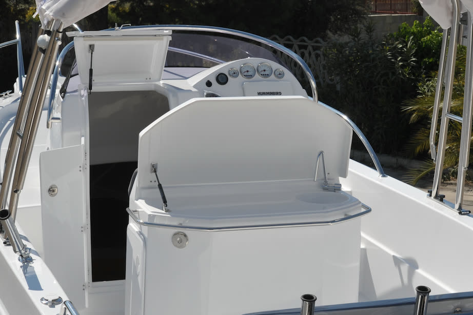 Cantiere Nautico Dolphin Marine — la console di guida, nel piazzale del cantiere a Melpignano