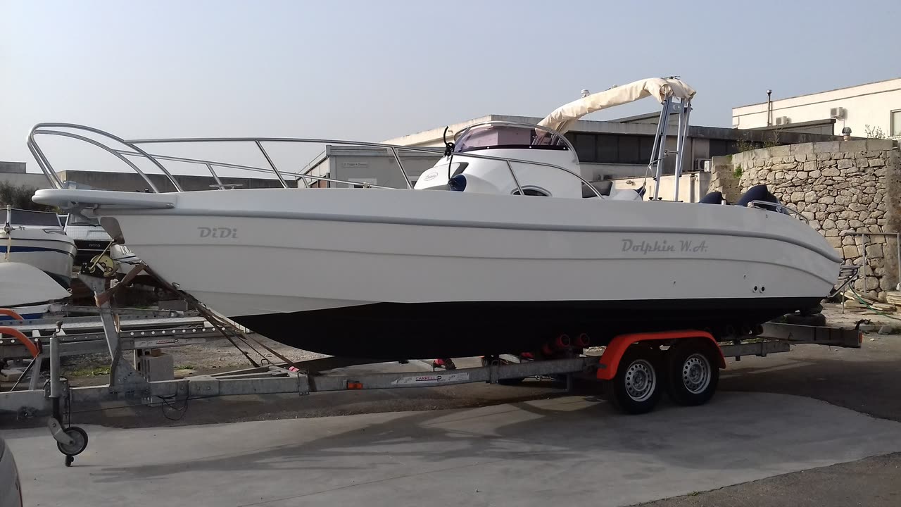 Cantiere Nautico Dolphin Marine — vista di lato, sul carrello di alaggio