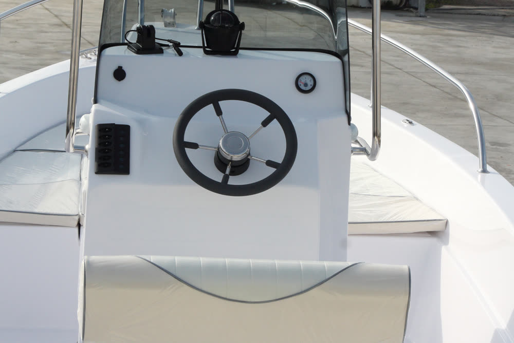 Dolphin Marine Dolphin 21 Open — la console di guida, nel piazzale del cantiere a Melpignano