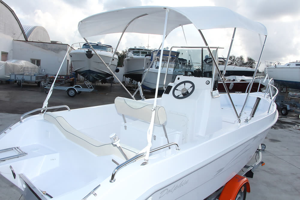 Dolphin Marine Dolphin 21 Open — il pozzetto, nel piazzale del cantiere a Melpignano