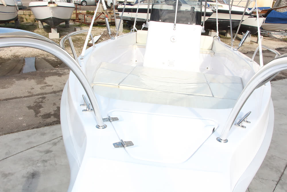 Dolphin Marine Dolphin 21 Open — il prendisole di prua, nel piazzale del cantiere a Melpignano