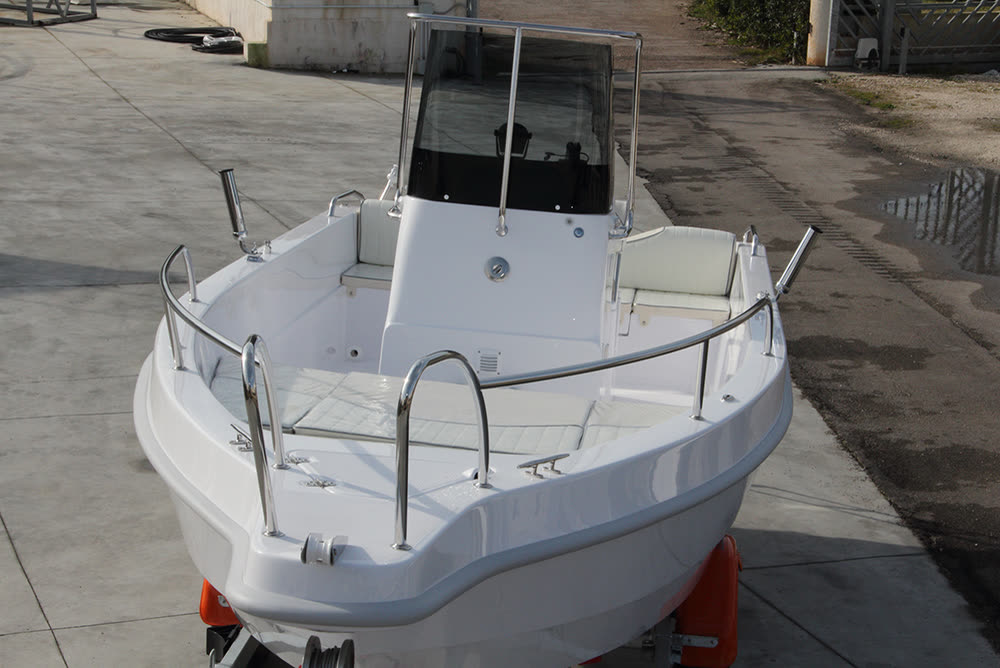Dolphin Marine Dolphin 21 Open — vista di poppa, nel piazzale del cantiere a Melpignano