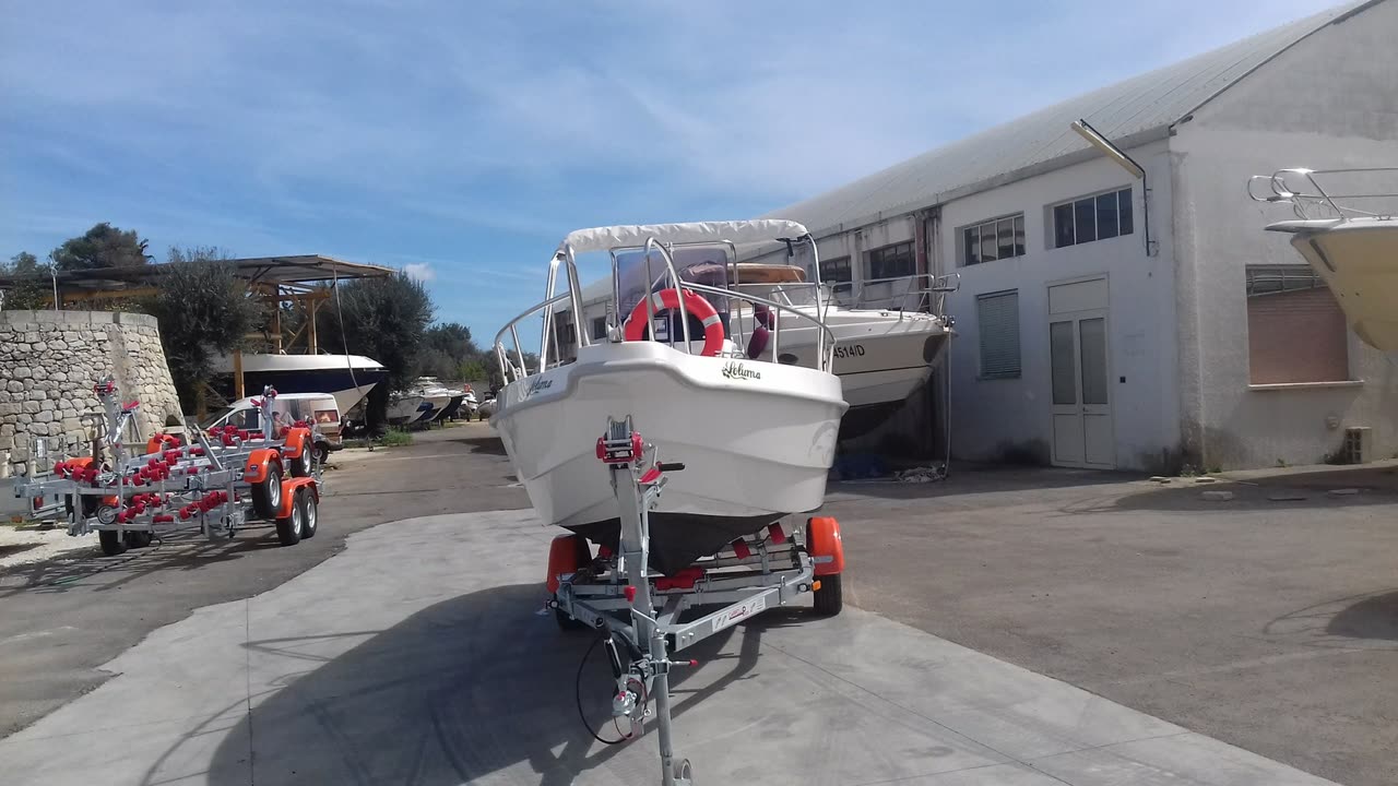 Dolphin Marine Dolphin 21 Open — vista di prua, nel piazzale del cantiere a Melpignano