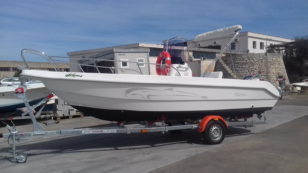 Dolphin Marine Dolphin 21 Open — vista di lato, sul carrello di alaggio