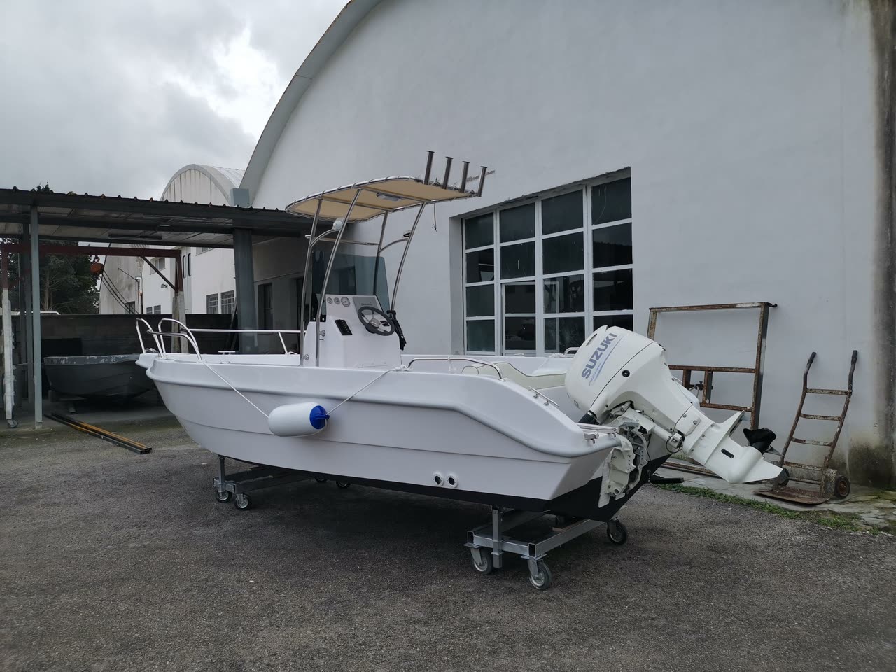 Dolphin Marine Dolphin 21 Open — vista di tre quarti, nel piazzale del cantiere a Melpignano