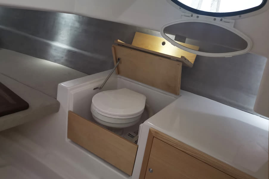Dolphin Marine Dolphin 25 Cabinato — il bagno con wc marino