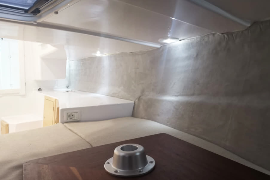 Dolphin Marine Dolphin 25 Cabinato — la cabina