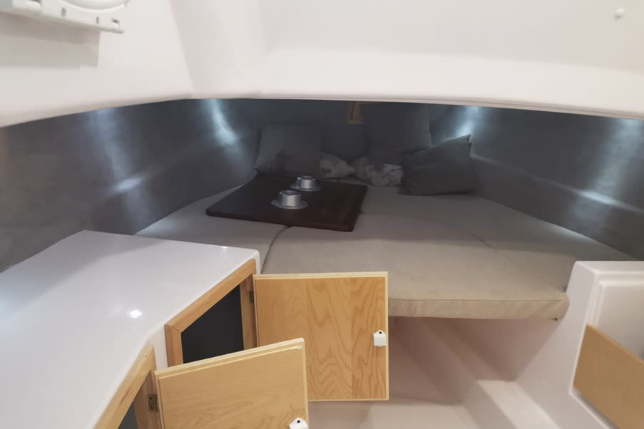 Dolphin Marine Dolphin 25 Cabinato — la dinette