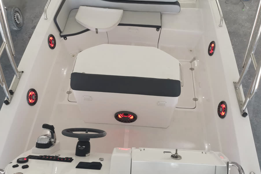 Dolphin Marine Dolphin 25 Cabinato — il pozzetto, nel piazzale del cantiere a Melpignano