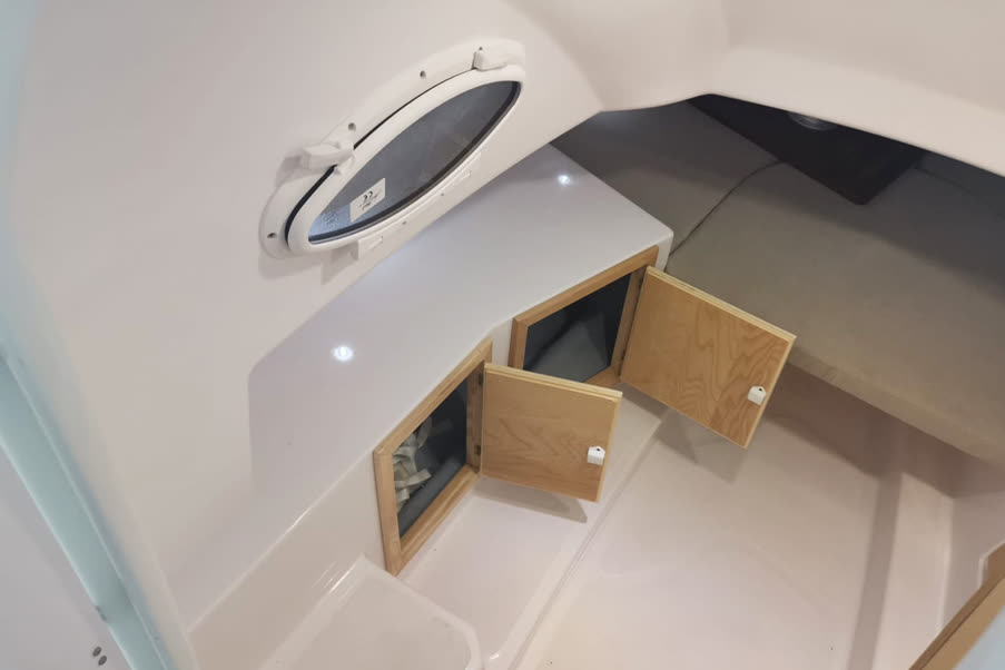 Dolphin Marine Dolphin 25 Cabinato — gli stipetti in legno