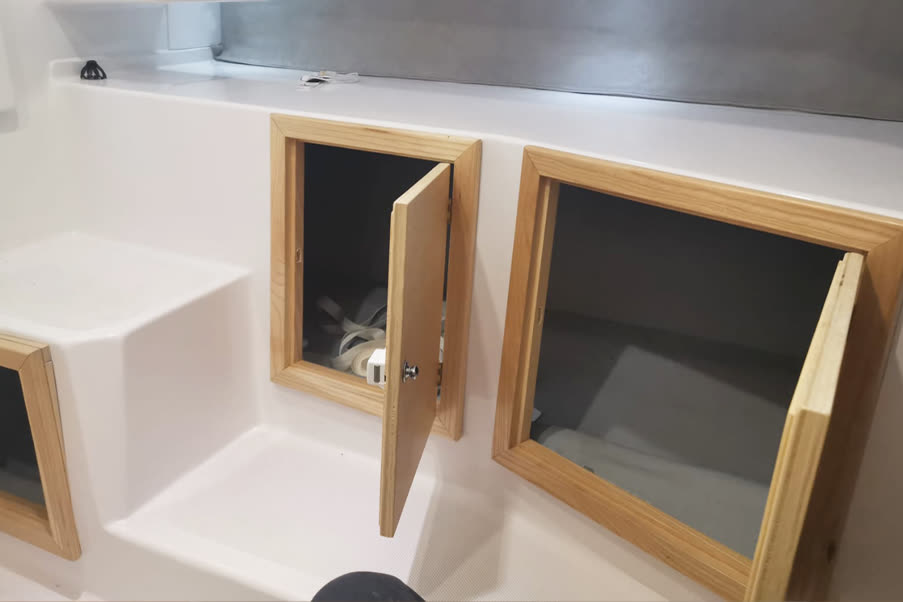 Dolphin Marine Dolphin 25 Cabinato — gli stipetti in legno