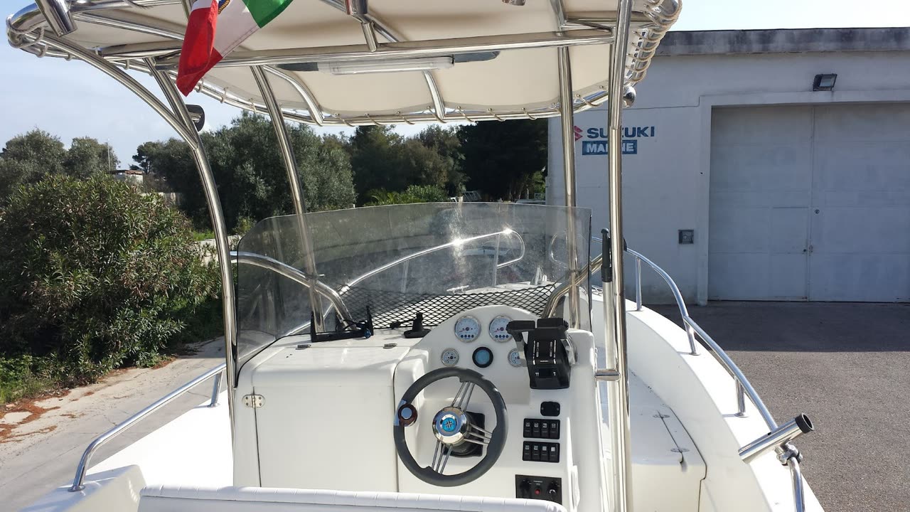 Dolphin Marine Dolphin 25 Open — la console di guida, nel piazzale del cantiere a Melpignano