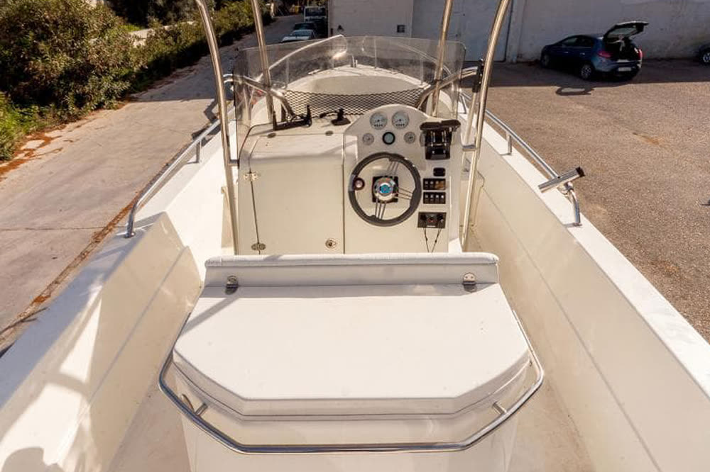 Dolphin Marine Dolphin 25 Open — la console di guida, nel piazzale del cantiere a Melpignano