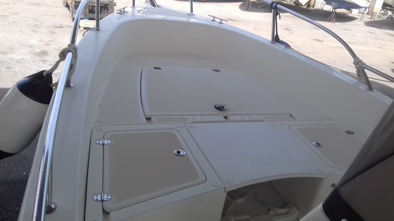 Dolphin Marine Dolphin 25 Open — la coperta di prua, nel piazzale del cantiere a Melpignano