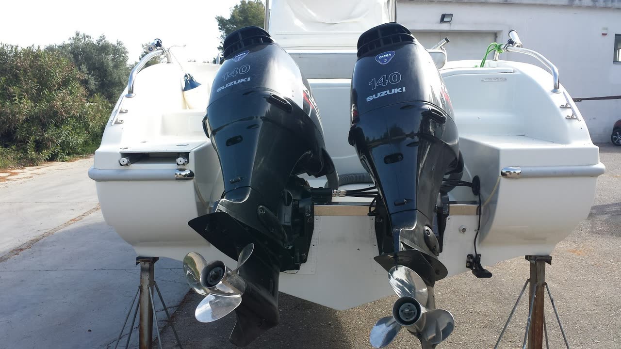 Dolphin Marine Dolphin 25 Open — i due motori fuoribordo, nel piazzale del cantiere a Melpignano
