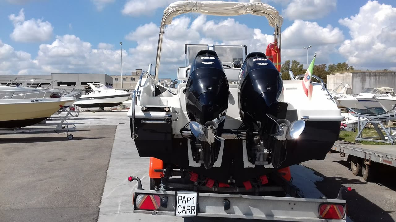 Dolphin Marine Dolphin 25 Open — i due motori fuoribordo, sul carrello di alaggio