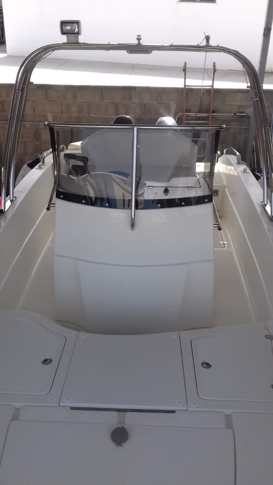 Dolphin Marine Dolphin 25 Open — il pozzetto, nel piazzale del cantiere a Melpignano