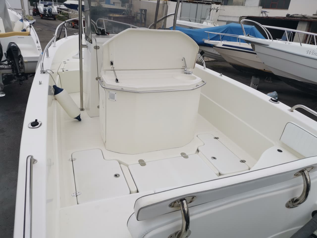 Dolphin Marine Dolphin 25 Open — il pozzetto, nel piazzale del cantiere a Melpignano