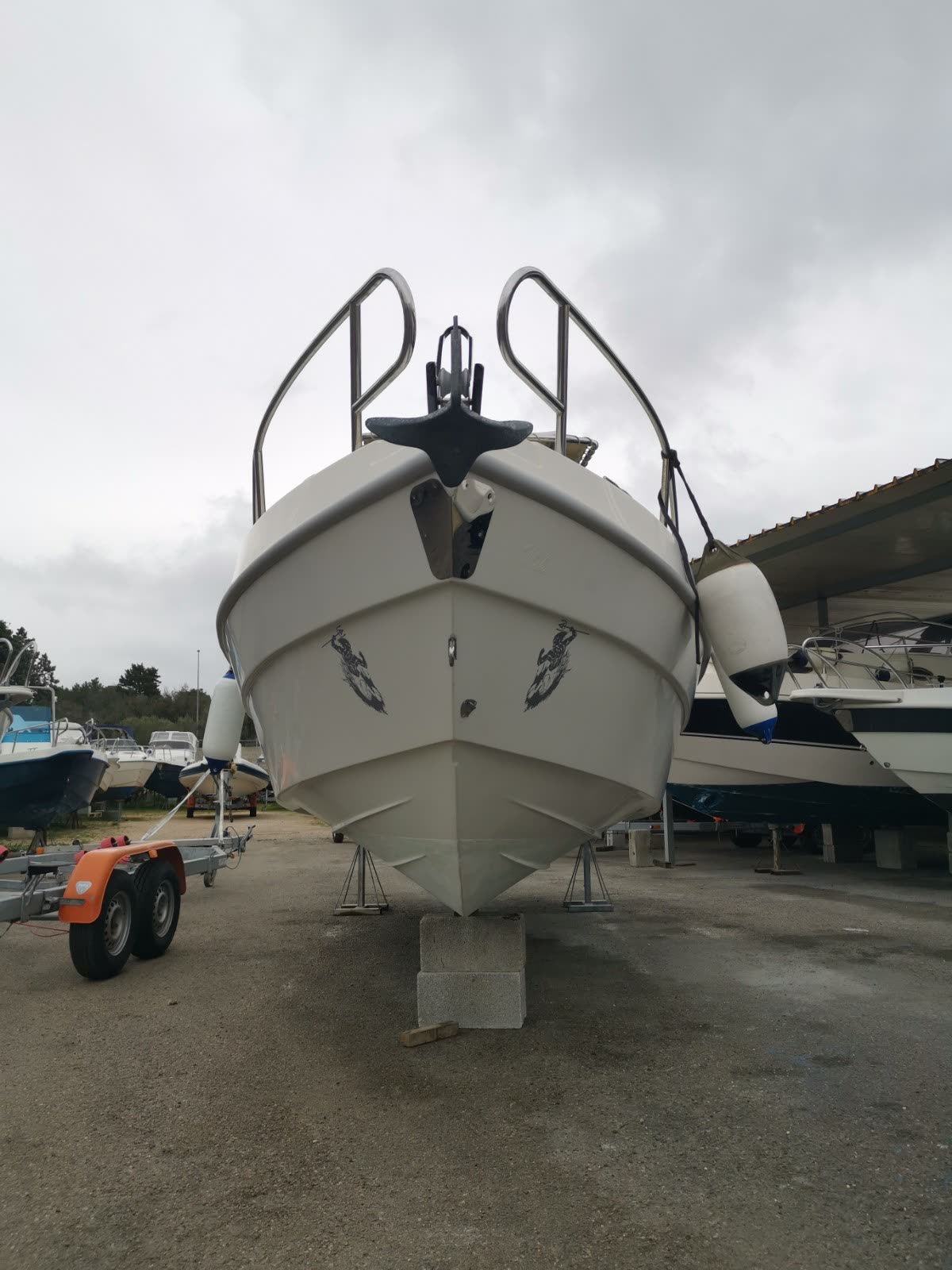 Dolphin Marine Dolphin 25 Open — vista di prua, nel piazzale del cantiere a Melpignano