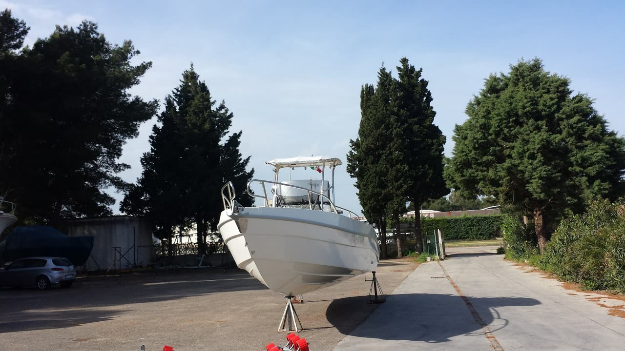 Dolphin Marine Dolphin 25 Open — vista di lato, nel piazzale del cantiere a Melpignano
