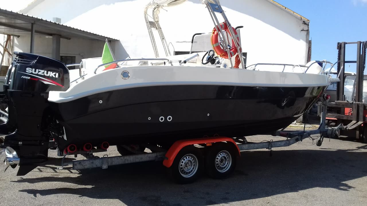 Dolphin Marine Dolphin 25 Open — vista di lato, sul carrello di alaggio