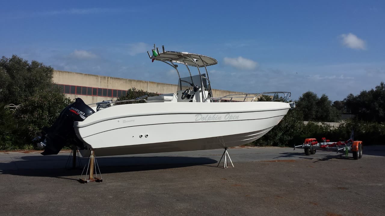 Dolphin Marine Dolphin 25 Open — vista di tre quarti, nel piazzale del cantiere a Melpignano