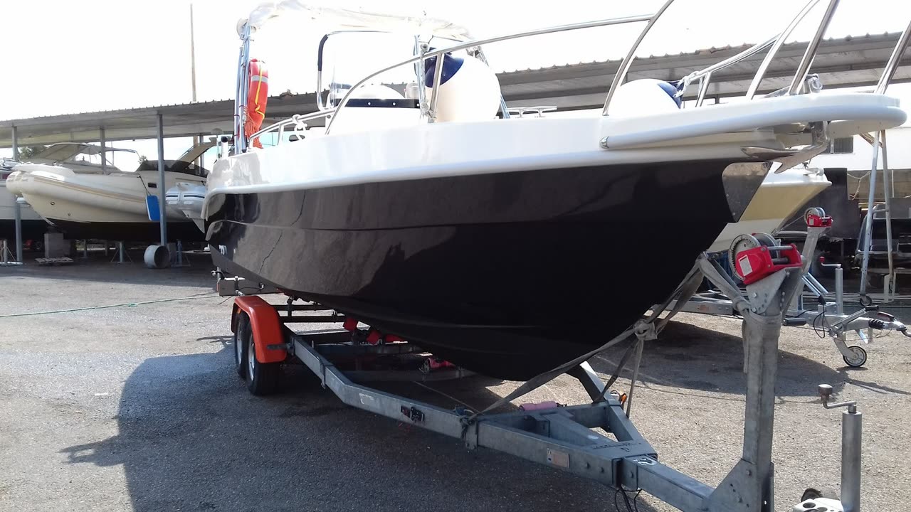 Dolphin Marine Dolphin 25 Open — vista di tre quarti, sul carrello di alaggio