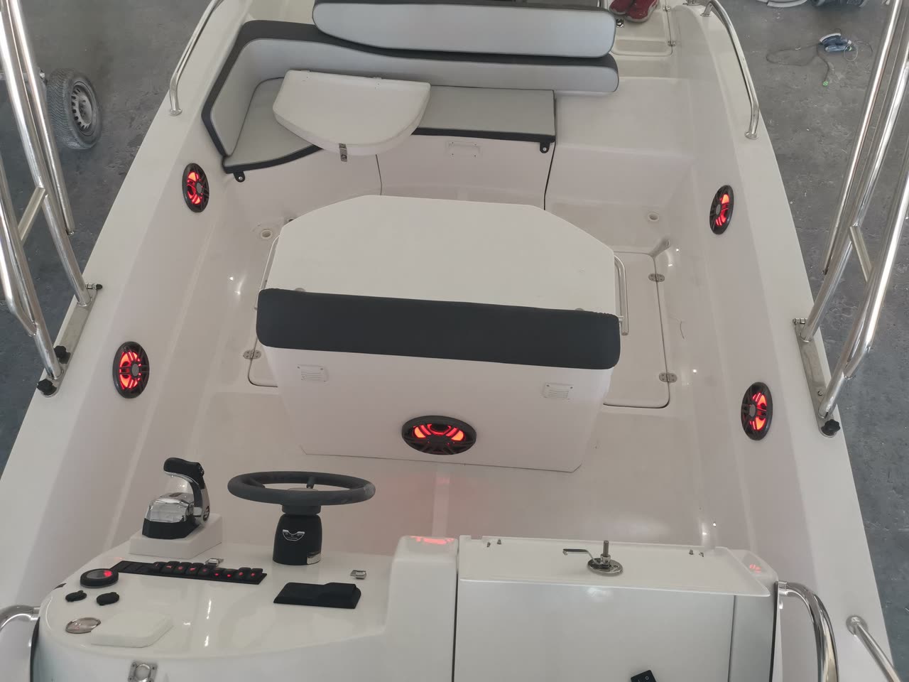 Dolphin Marine Dolphin 25 Walk Around — la console di guida, nel piazzale del cantiere a Melpignano