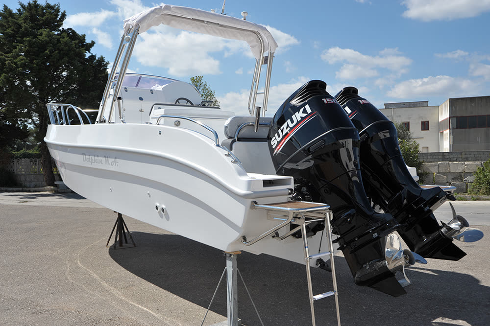 Dolphin Marine Dolphin 25 Walk Around — i due motori fuoribordo, nel piazzale del cantiere a Melpignano