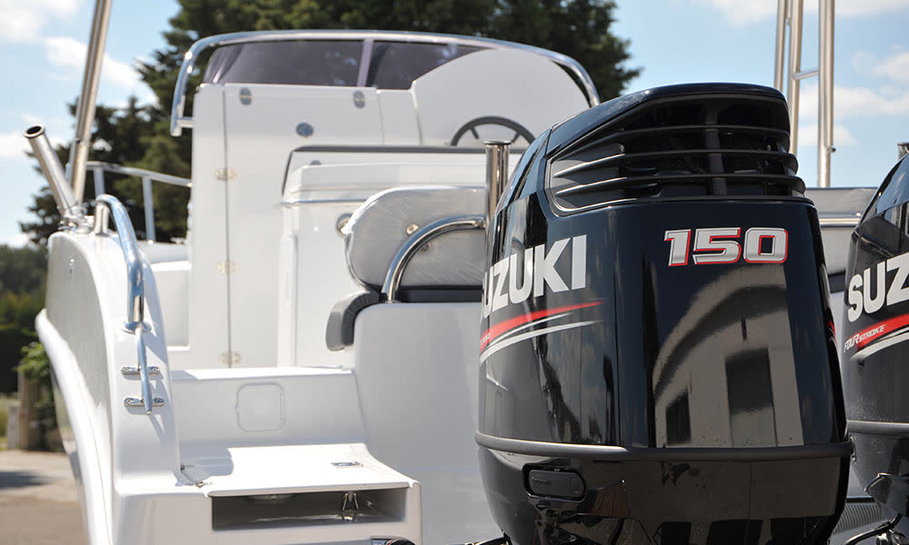 Dolphin Marine Dolphin 25 Walk Around — il motore fuoribordo, nel piazzale del cantiere a Melpignano