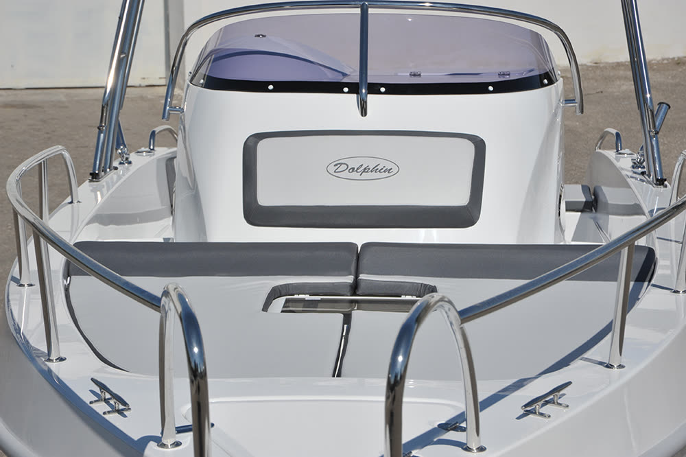 Dolphin Marine Dolphin 25 Walk Around — il pozzetto, nel piazzale del cantiere a Melpignano