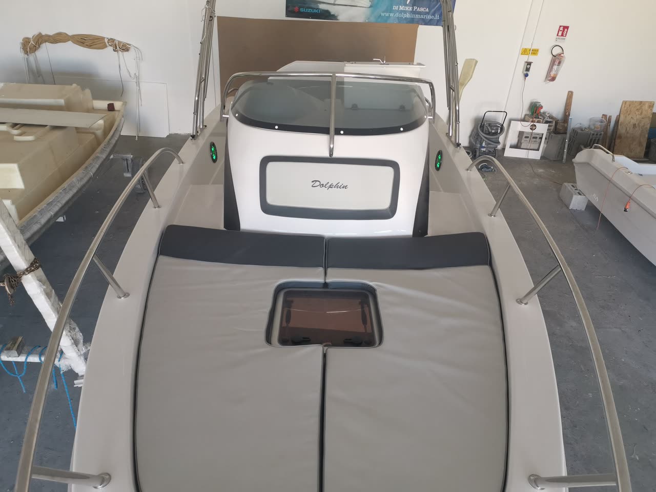 Dolphin Marine Dolphin 25 Walk Around — il pozzetto, nel capannone del cantiere