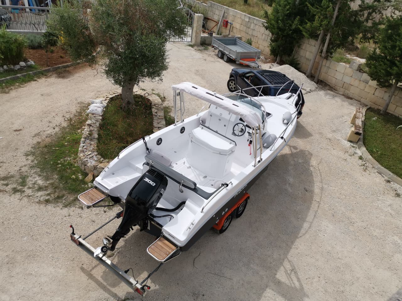 Dolphin Marine Dolphin 25 Walk Around — vista dall’alto, nel piazzale del cantiere a Melpignano