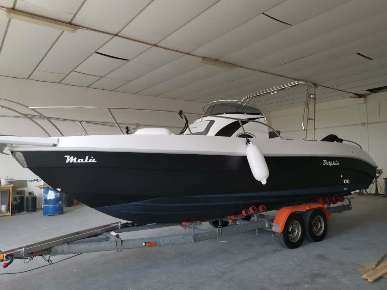 Dolphin Marine Dolphin 25 Walk Around — vista di lato, nel capannone del cantiere