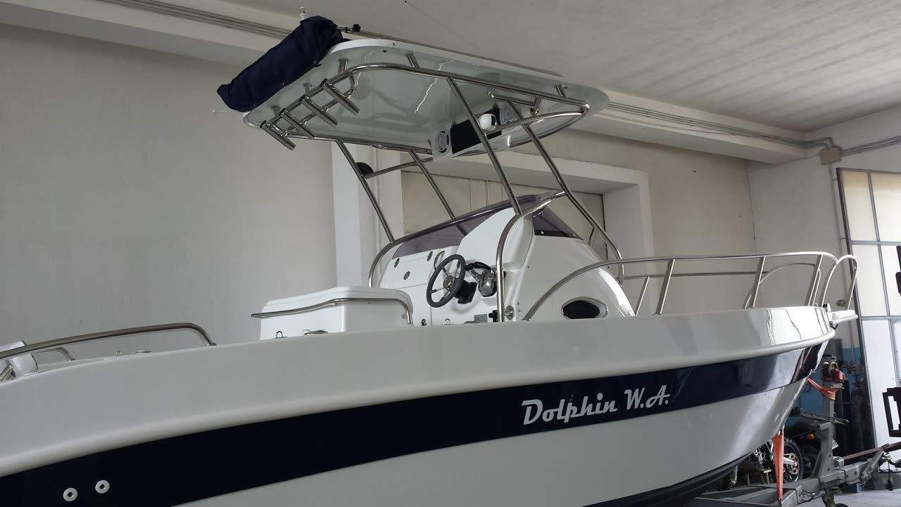 Dolphin Marine Dolphin 25 Walk Around — vista di tre quarti, nel capannone del cantiere