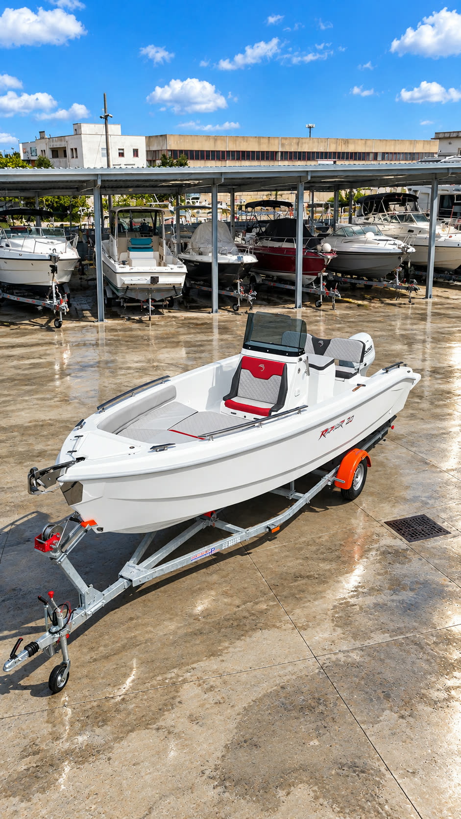 Dolphin Marine Raptor 20 — vista di tre quarti, sul carrello di alaggio