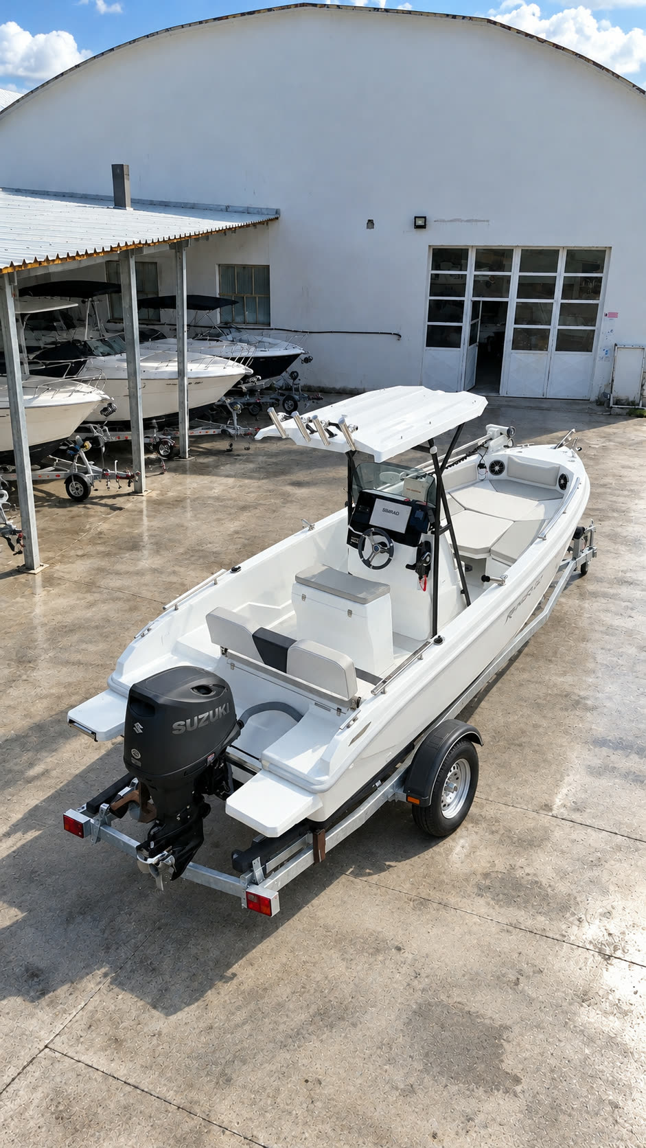 Dolphin Marine Raptor 20 personalizzato con T-top e portacanne — vista di poppa, sul carrello di alaggio