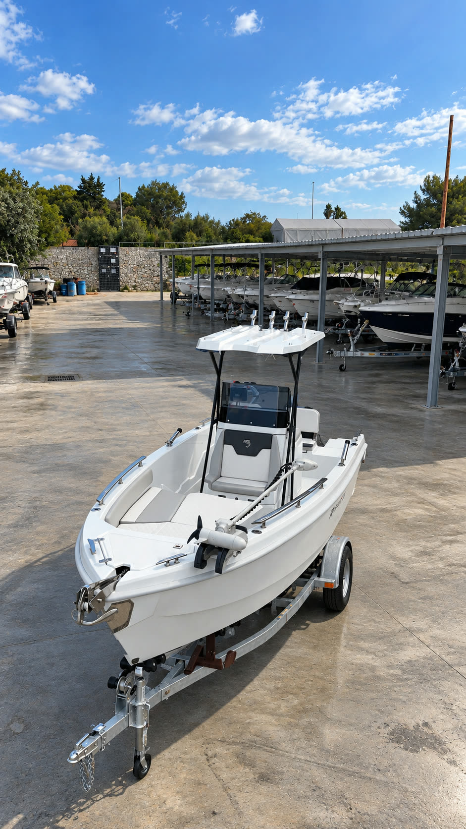 Dolphin Marine Raptor 20 personalizzato con T-top e portacanne — vista di tre quarti, sul carrello di alaggio